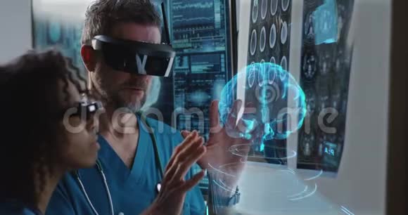 男性和女性医生检查脑部扫描视频的预览图