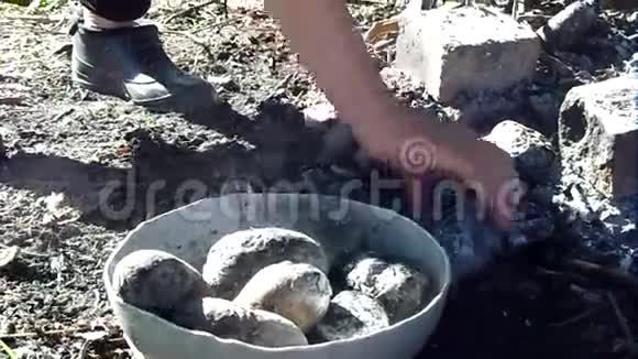 烤在篝火土豆上视频的预览图