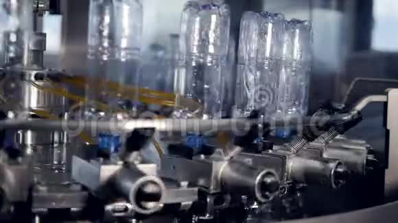 瓶装水厂正在清洗许多瓶子视频的预览图