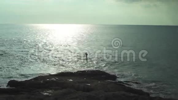人站在海上的跳板上视频的预览图