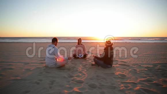 在海滩上和教练一起练习瑜伽视频的预览图