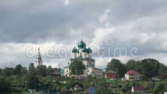观看伏尔加河右岸基督复活大教堂七月云日图塔耶夫罗马诺夫博尔视频的预览图