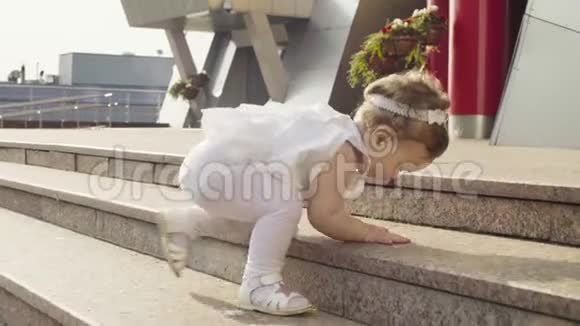 小女孩爬上台阶视频的预览图