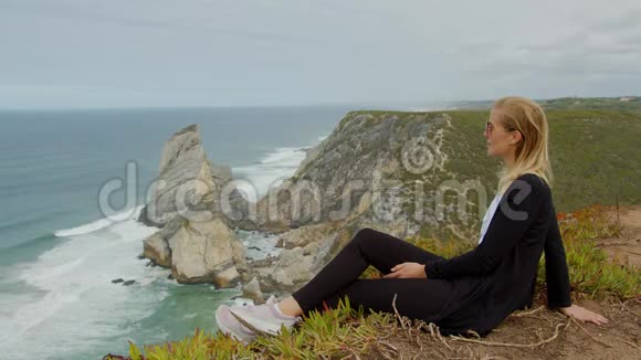 坐在葡萄牙的卡波达罗卡海岸视频的预览图