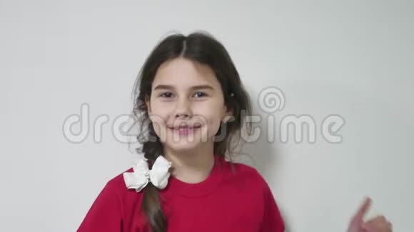 可爱的小女孩在室内笑快乐的女孩快乐的情绪快乐视频的预览图