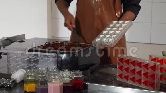 在厨房工作的专业巧克力师视频的预览图