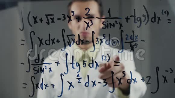 人类科学家思考积分方程的解数学家解决这个问题视频的预览图