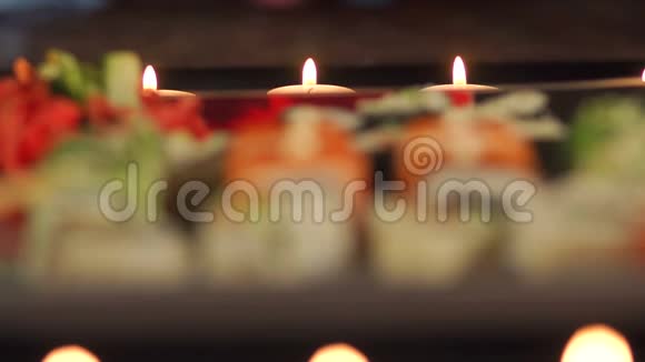 背景中有蜡烛的寿司特写视频的预览图