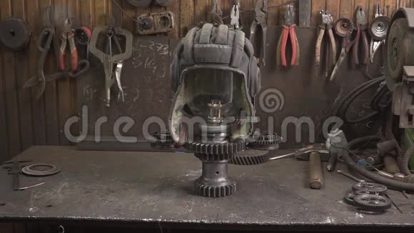 创造室内风格的蒸汽朋克复古工业生产加油机灯视频的预览图