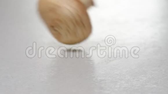生的蔬菜蘑菇甜椒洋葱在白桌上滚动宏观视频的预览图
