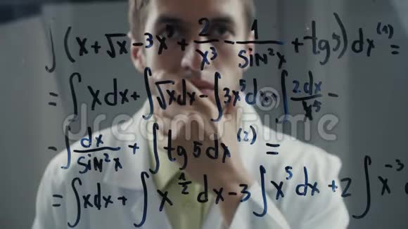 人类科学家思考积分方程的解数学家解决这个问题视频的预览图