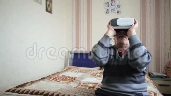 头上戴着虚拟现实头饰的老人视频的预览图