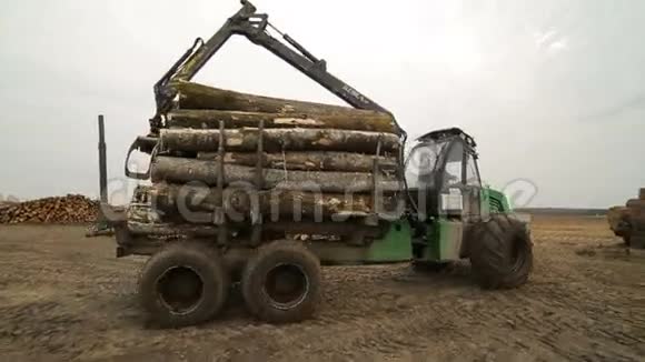 拖拉机正在运送木材视频的预览图
