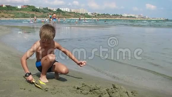 罗马尼亚康斯坦塔海滩玩沙的小男孩社论视频的预览图