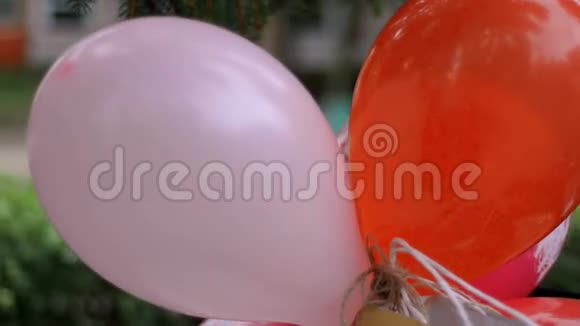 一堆漂亮的彩色气球视频的预览图