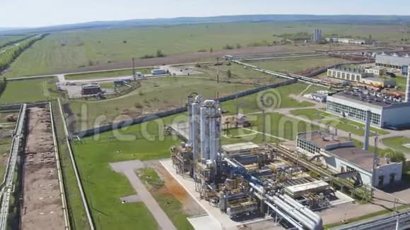 煤气精炼厂油罐和车间的空中景观视频的预览图