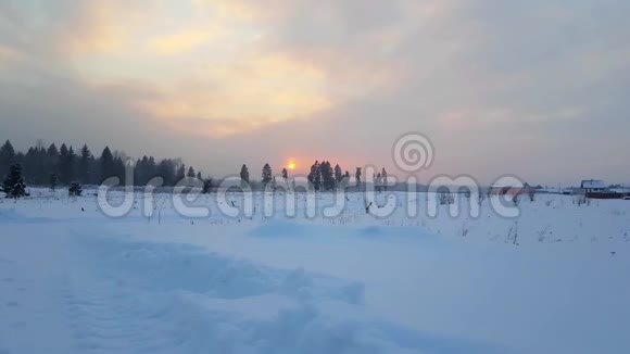严峻的俄罗斯冬季雪景夕阳西下视频的预览图