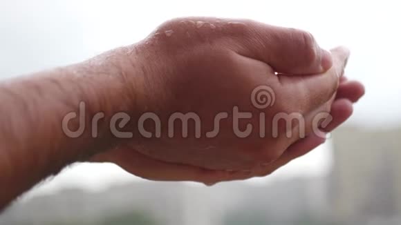 雨水从男人的手掌滴下来视频的预览图