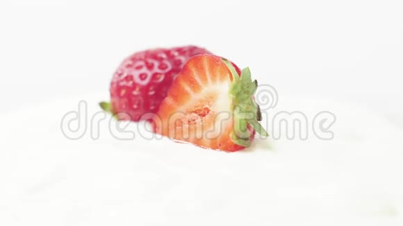 新鲜健康食品草莓加酸奶和奶油搅打而成鲜果加鲜奶油有机浆果干净食用视频的预览图