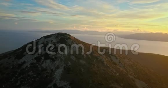 在美丽的日落和戏剧性的天空下在希腊的Aegina岛上俯瞰奥罗斯山视频的预览图