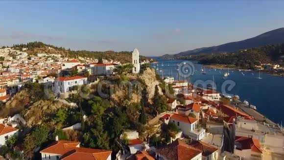 地中海中的希腊波罗岛景观鸟瞰空中视频拍摄许多停泊视频的预览图
