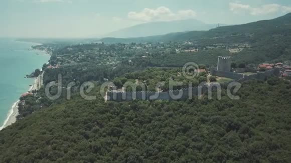 空中射击飞越希腊的山丘和城堡视频的预览图