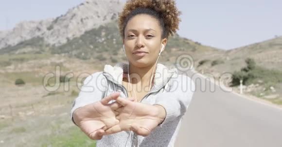 年轻可爱的女性伸展双手视频的预览图