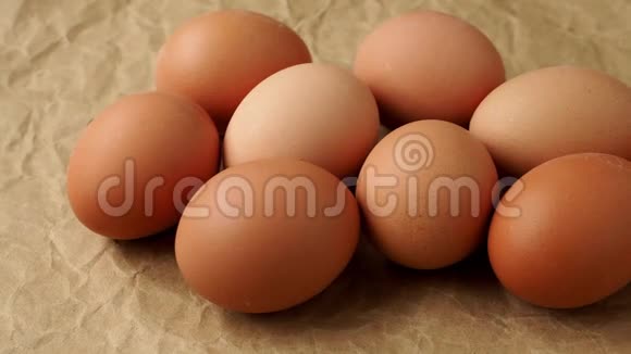 棕色包装纸上的新鲜鸡蛋饮食产品视频的预览图