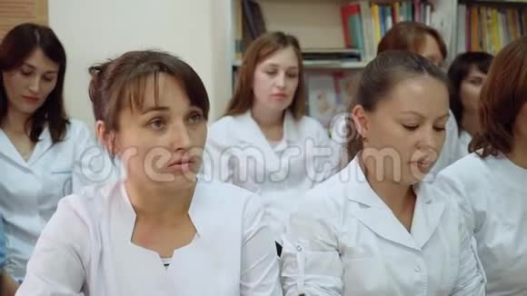 一群女医务人员齐聚一堂视频的预览图