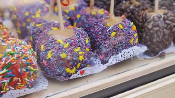 五颜六色的糖果糖果在街头美食节特写视频的预览图