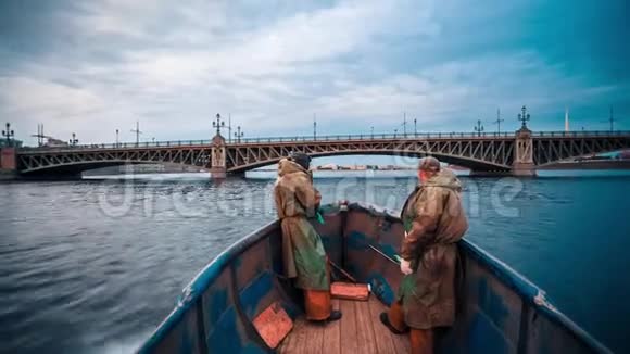 小渔船入河视频的预览图