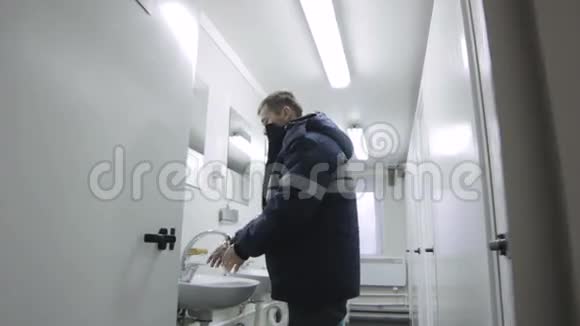 在公共卫生间洗手池内的贴身工作人员视频的预览图
