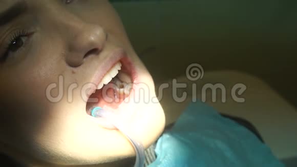 有魅力的女孩从牙医那里治疗牙齿视频的预览图
