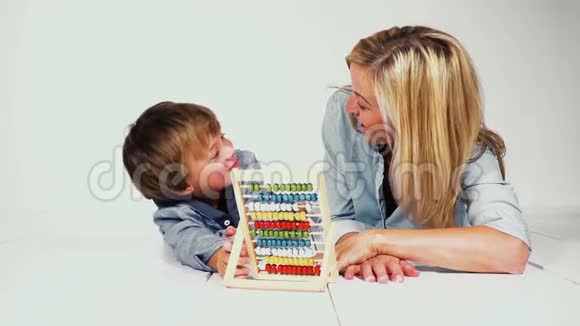 母亲和儿子学习用一台计算机计算视频的预览图