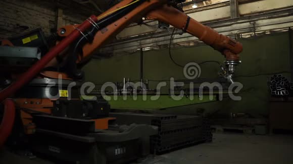 工业机器人工程在工厂切割钣金重工业的现代工具有火花的危险工作自动化视频的预览图