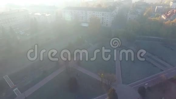 雾中城市的空中景色视频的预览图