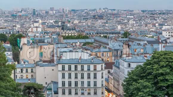 美丽的巴黎城市景观从蒙马特看到白天到晚上的时间法国巴黎视频的预览图