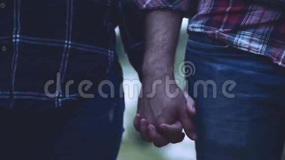 亲密的两个情人携手男人和女人牵手的细节轮廓夫妻间的信任爱和视频的预览图