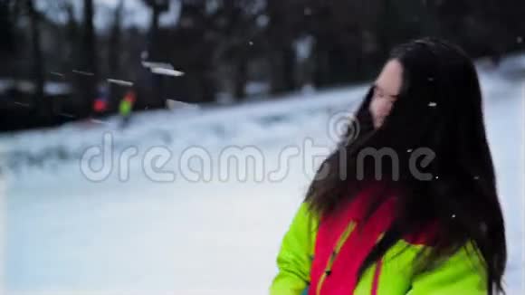 穿着五颜六色滑雪服的笑女人正在外面玩雪玩耍的女孩喜欢寒冷的天气和雪球视频的预览图