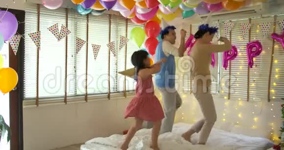 快乐的年轻亚洲家庭在家里的聚会上一起跳舞视频的预览图