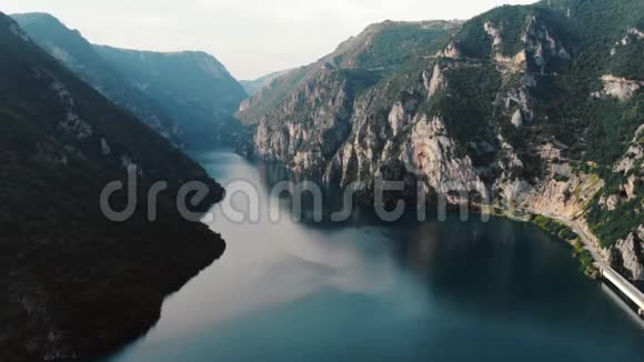 黑山蓝山湖的鸟瞰图视频的预览图