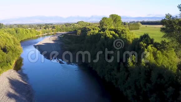 日出时的空中新西兰河流和乡村视频的预览图