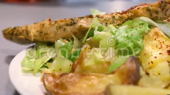 鸡肉土豆和沙拉在盘子里相机锅视频的预览图