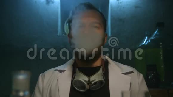科学家呼出烟雾从实验室消失视频的预览图