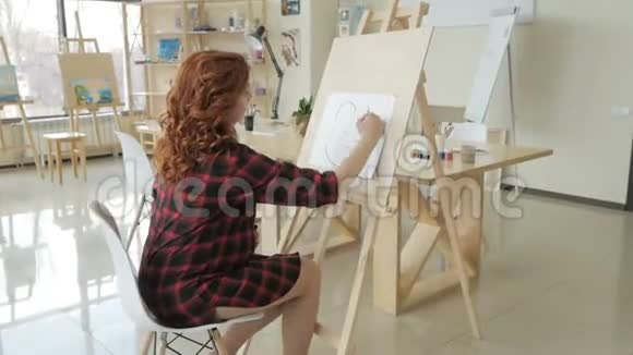 年轻的怀孕女孩用铅笔画艺术工作室视频的预览图