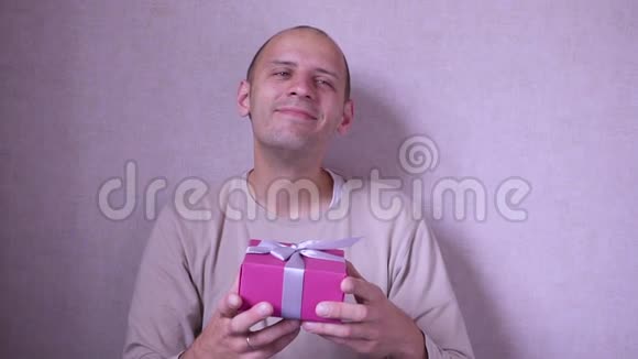 男人送了一个礼物盒微笑着视频的预览图