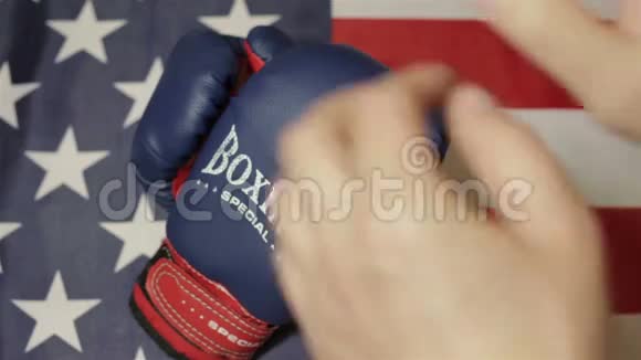 男人戴拳击手套视频的预览图