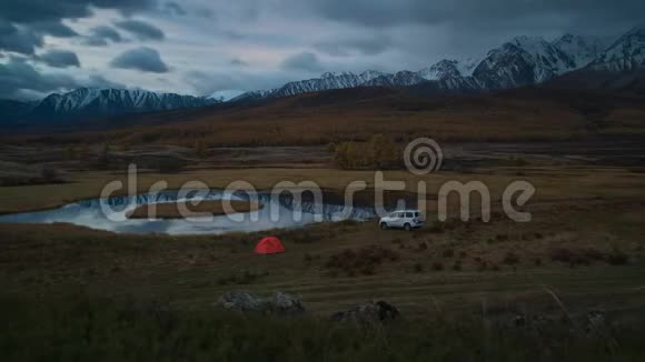 日出背景下山湖岸边露营帐篷和汽车视频的预览图