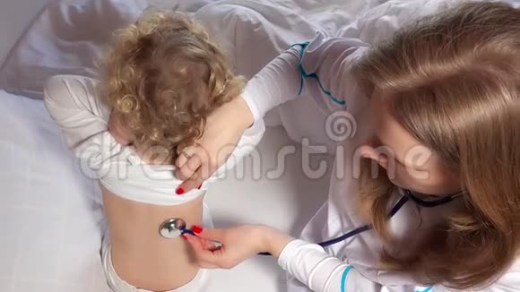 女医生在床上用听诊器检查学步女孩视频的预览图