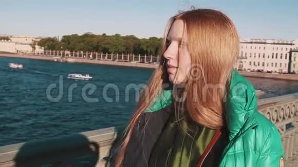 穿着绿色衣服走过老城桥的年轻姑娘视频的预览图